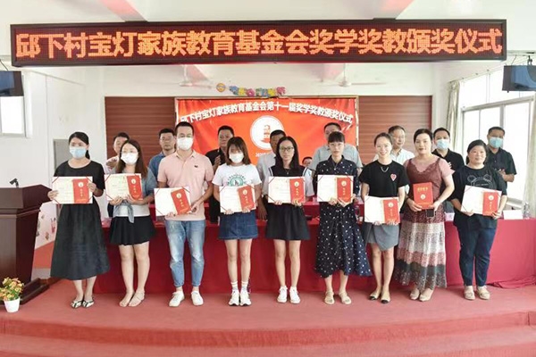 鎮(zhèn)辦村居紛紛開(kāi)展獎(jiǎng)學(xué)助學(xué)
